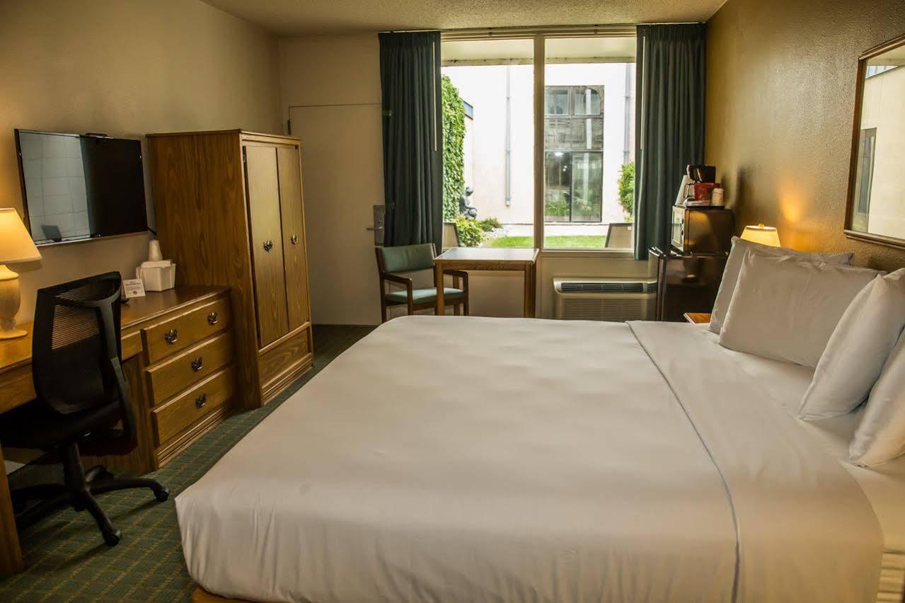 Hotel Baymont By Wyndham Fargo Extérieur photo