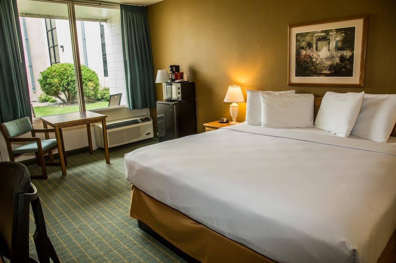 Hotel Baymont By Wyndham Fargo Extérieur photo