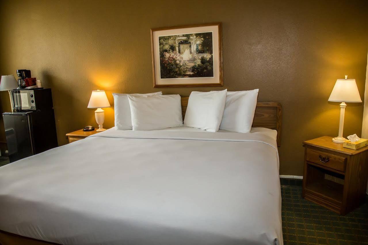 Hotel Baymont By Wyndham Fargo Extérieur photo